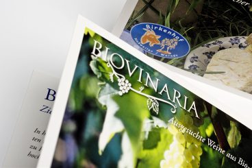 Grafikdesign Klappkarte Biovinaria / Birkenhof Saarland: Werbepostkarte Kooperation BIRKENHOF Hersteller von Ziegenkäsespezialitäten & BIOVINARIA – Handel mit ausgesuchten Bioweinen Ausschnitt