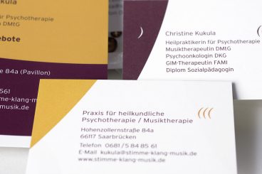 Corporate Design Musiktherapie StimmeKlangMusik Saarbrücken: Logo/Signet, Visitenkarte, Postkarte Ausschnitt