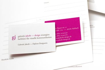 Briefbogen, Visitenkarte, Kuvert, Aufkleber von Gabriele Jakobi – Design Strategien Ausschnitt